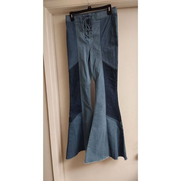 NWOT~Venus Medium/Dark Wash Colorblock Lace Up Flare Leg Jeans Sz 10 - Picture 1 of 2